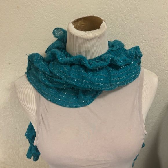 Elegant scrunchie scarf in turquoise - Picture 9 of 11